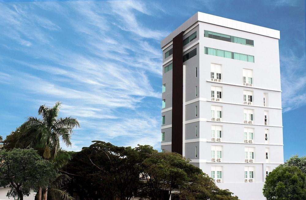 Demelia Hotel Makassar Ngoại thất bức ảnh