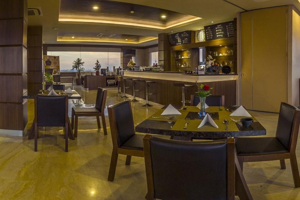 Demelia Hotel Makassar Ngoại thất bức ảnh