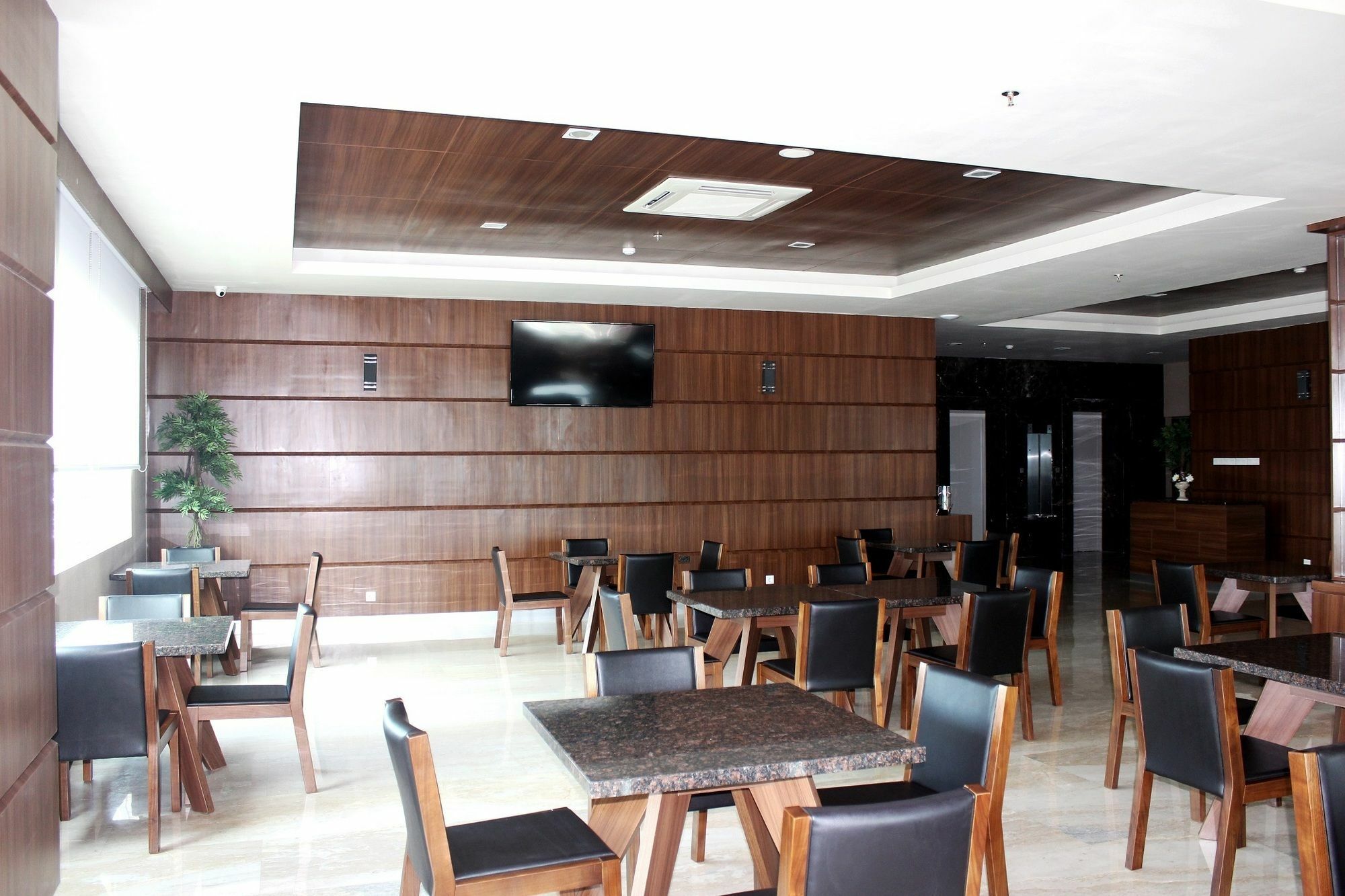 Demelia Hotel Makassar Ngoại thất bức ảnh